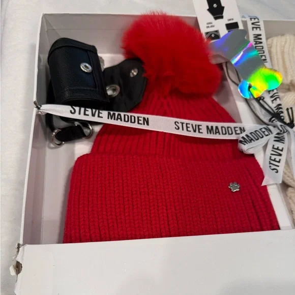 Steve Madden winter gift set beanie pet sweater up to 20lbs & poop bag pouch - Picture 5 of 12